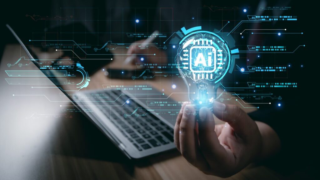 生成ＡＩを象徴する電球アイコンを手にした人物と、ノートパソコン上に広がるデジタル回路のイメージ
